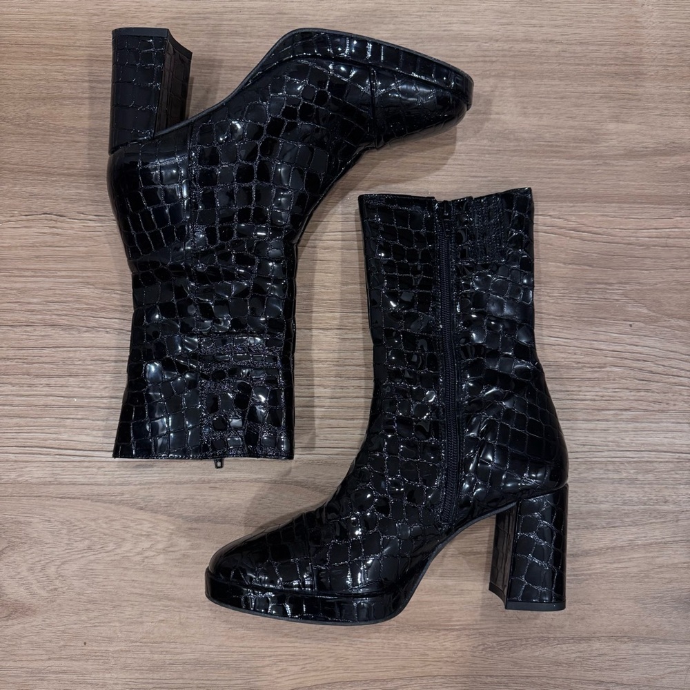 Sleek Black Croc-Patterned Heeled Boots